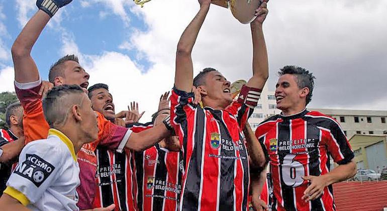 Atletas campeões seguram troféu