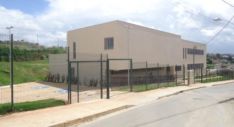 Sudecap conclui obras da nova edificação do CRAS Paulo VI. Foto: Antônio Rodrigues/PBH Visão externa do novo prédio do CRAS Paulo VI, mostrando fachada, portões e estacionamento.