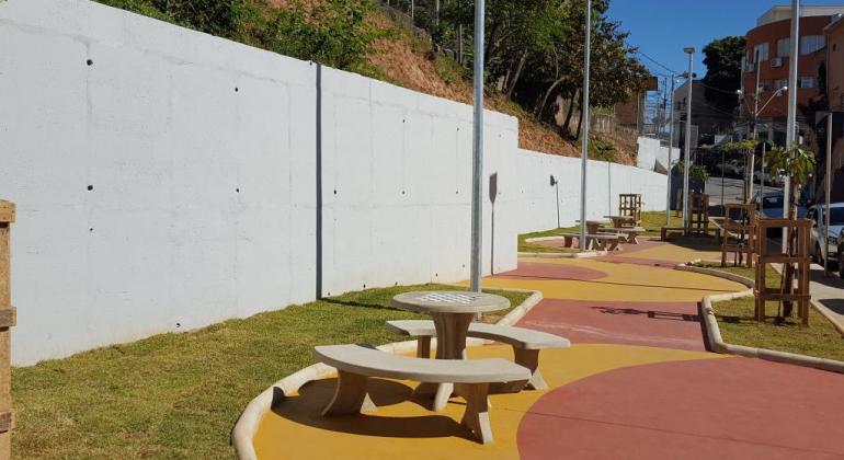 Urbel entrega obra de urbanização no Conjunto Santa Maria. Foto: Divulgação/PBH Praça com área de convivência, bancos, grama e plantas.