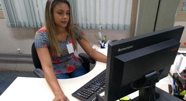 Estudante acessando um computador