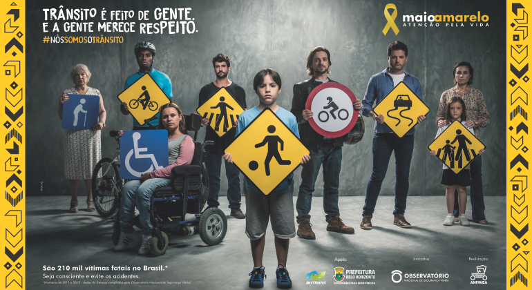 A BHTrans dá continuidade às ações de educação e segurança no trânsito como parte da programação do movimento internacional Maio Amarelo. Arte: BHTrans Imagem de de nove pessoas de difetentes idades com placas de trânsito correspondentes às atividades que exercem ou o que são: jogador de futebol, pedestre, ciclista, cadeirnte ou idoso, por exemplo.