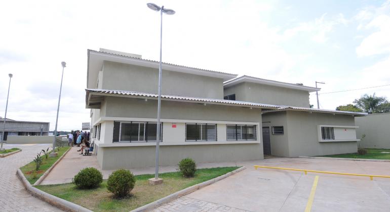 Foto: Divulgação PBH Fachada do Centro de Saúde São Francisco durante o dia. Foto ilustrativa.