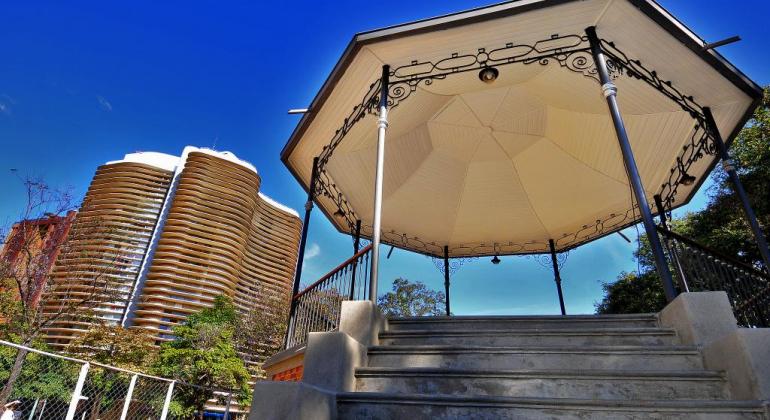 A Belotur capacita 20 trabalhadores do Circuito Liberdade para atender ainda melhor turistas e belo-horizontinos no dia 7/5. Foto: Divino Advíncola/PBH Foto de coreto e prédio da Praça da Liberdade, durante o dia.