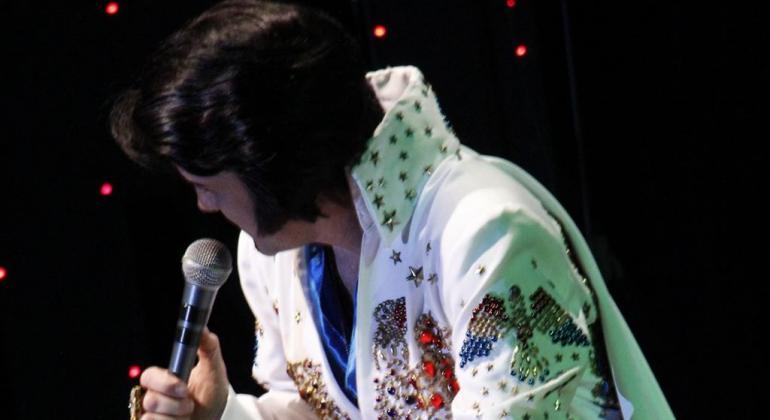 O Teatro Raul Belém Machado apresenta, entre os dias 5 e 6 de maio, o evento beneficente “Elvis Forever Show". Foto: ICV Cover de Elvis Presley cantando ao microfone.