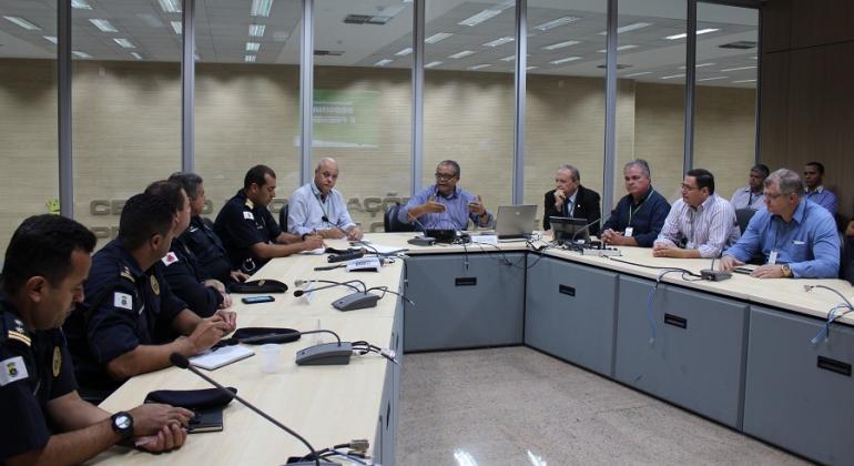 Reunião em mesa em forma de "u" com oito pessoas, entre representantes da Prefeitura e da Guarda Municipal de BH e membros de outros municípios da RMBH. 