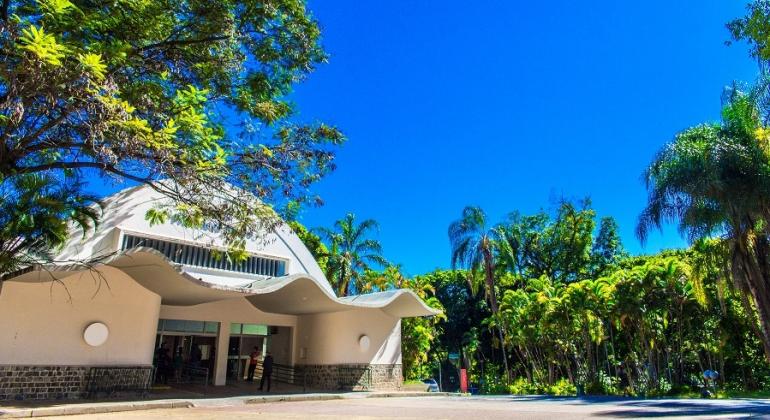 Teatro Municipal Francisco Nunes, com espaço à frente e céu azul, durante o dia. 