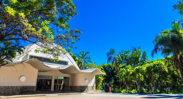 Ação é realizada no dia 18/5, a partir das 10h, em frente ao Teatro Francisco Nunes, e conta com apresentações de música e teatro. Foto: Ricardo Laf/PBH Teatro Municipal Francisco Nunes, com espaço à frente e céu azul, durante o dia.