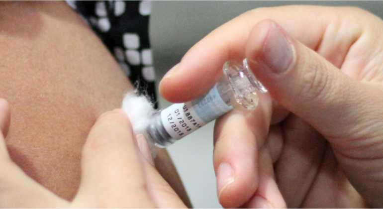 PBH inicia campanha de vacinação da gripe para servidores Um profissional da saúde aplica vacina contra gripe em um servidor municipal.