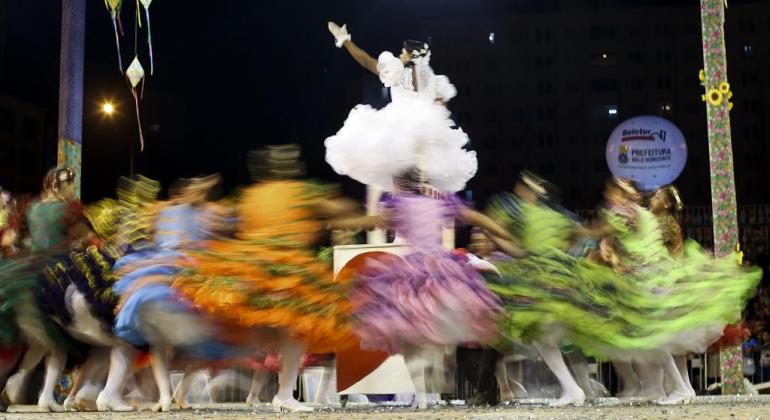 Belotur prorroga prazo para inscrições de artistas para o Arraial Grupo São mateus durante apresentação no Arraial de Belo Horizonte.