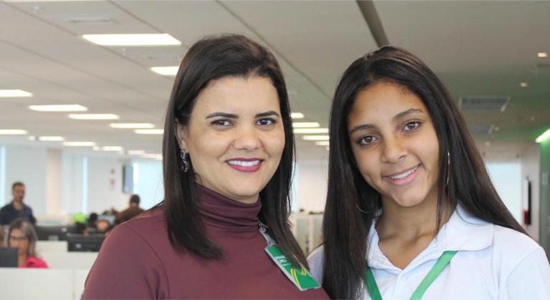 Foto: Zaira Magalhaes Duas mulheres em ambiente fechado.