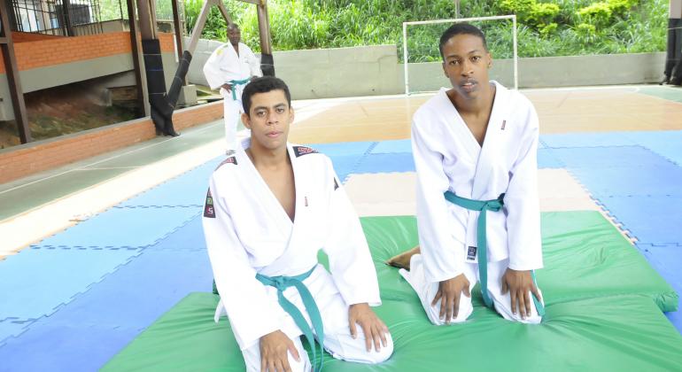 Programa tem seis novos núcleos de atendimento e ampliou de 700 para 936 o número de alunos atendidos, superando a meta anual. Foto: Rodrigo Clemente/PBH Dois judocas medalhistas do Programa Superar.