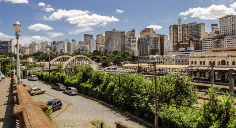 Prédios do Centro de Belo Horizonte vistos da Rua Sapucaí. É possível ver também o viaduto Santa Tereza.