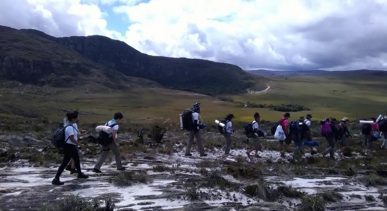 Dez adolescentes, escoteiros da Guarda Municipal de Belo Horizonte, fazem caminhada na Serra do Espinhaço. 