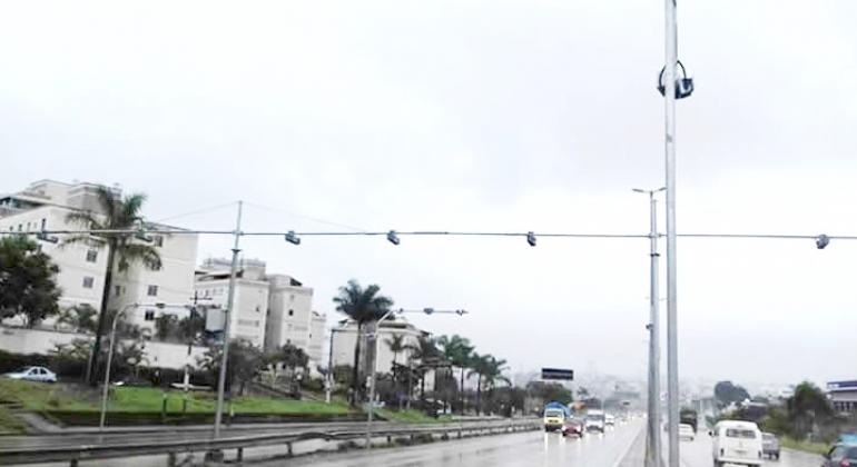 Novos equipamentos de fiscalização eletrônica entram em operação nas avenidas Cristiano Machado e Juscelino Kubitschek. Foto: BHTrans Equipamento de fiscalização eletrônica em Via Espressa.
