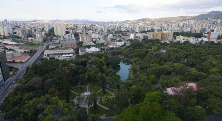 Foto do Parque Municipal vista do alto. Grande área verde e prédios da cidade ao fundo