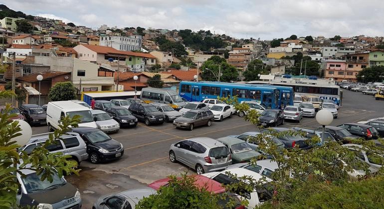 Pátio de recolhimento da BHTrans, com mais de trinta carros de diversas cores e tamanhos. 