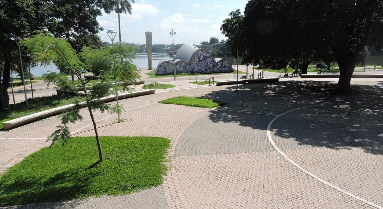 BHTrans realiza operação de trânsito e transportes para o Circuito de Corridas Caixa no domingo, dia 13/5, na Pampulha. Foto: Andrea Moreira/PBH Praça Dino Barbieri, com Igrejinha e Lagoa da Pampulha ao fundo.