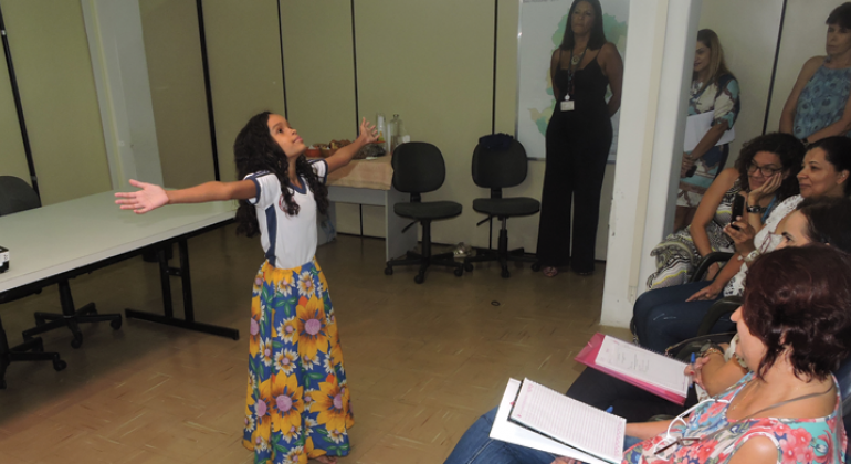 A estudante Allice da Silva Faustino passou a declamar poemas após as aulas de teatro do programa. Foto: Andrea Moreira/PBH Estudante Allice da Silva Faustino, que passou a declamar poemas após as aulas de teatro do programa.