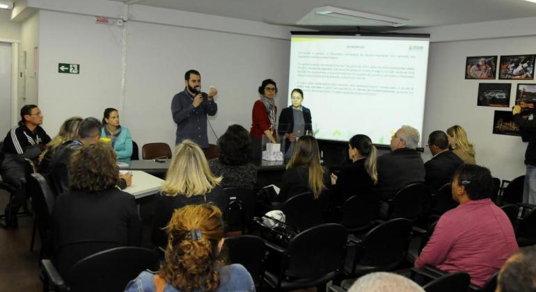 Mais de vinte candidatos a vagas de camelôs, sentados, escutam exposição de técnicos da Secretaria de Política Urbana. Foto Ilustrativa.