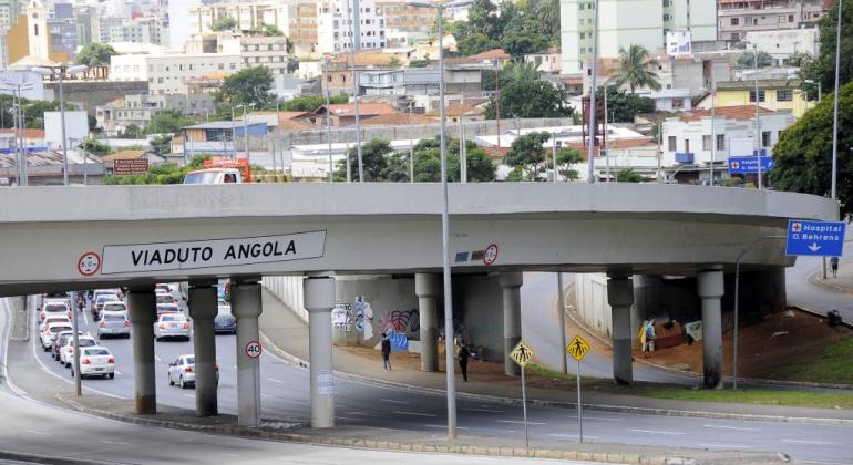 Foto do Viaduto Angola, com carros transitando ao fundo, na Avenida Antônio Carlos. 