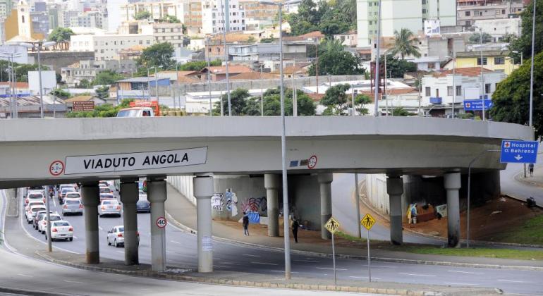 Quarta-feira, dia 9/5, é a data da liberação do trânsito busway da avenida Antônio Carlos, sobre o Viaduto Angola. Foto: Rodrigo Clemente/PBH Foto do Viaduto Angola, com carros transitando ao fundo, na Avenida Antônio Carlos.