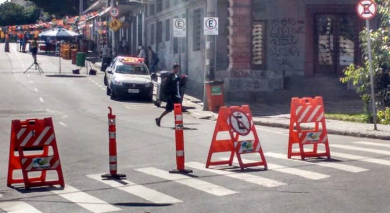 BHTrans realiza operação de trânsito e transporte para Circuito Sapucaí – Festa Junina, no sábado, dia 30/6. Foto: Divulgação PBH Rua sapucaí com vários cavaletes de interdição para evento.