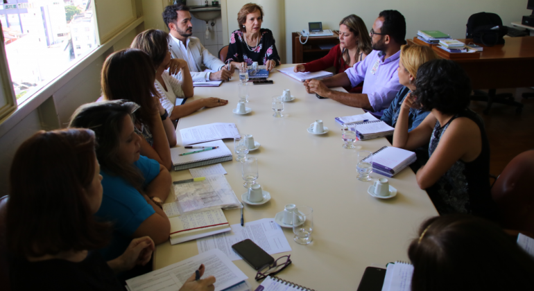 Educação Infantil de Belo Horizonte terá novo calendário escolar Sentados em cadeiras, em volta de uma mesa, estão a secretária municipal de Educação, Ângela Dalben, diretorias da Secretaria Municipal de Educação (Smed) e membros da Comissão de Negociação do Comando de Greve