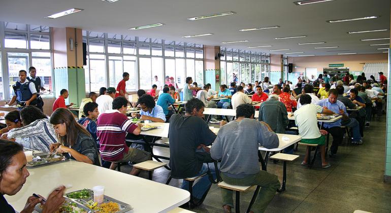 O Restaurante Popular de Venda Nova completa 10 anos no dia 26/6 com uma programação especial de aniversário. Foto: Divulgação PBH Mais de cem pessoas almoçam no Restaurante Popular de Venda Nova.
