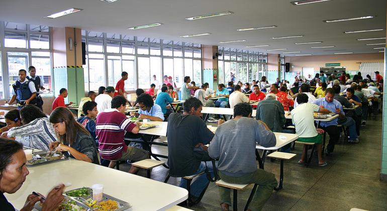 Mais de cem pessoas almoçam no Restaurante Popular de Venda Nova. 