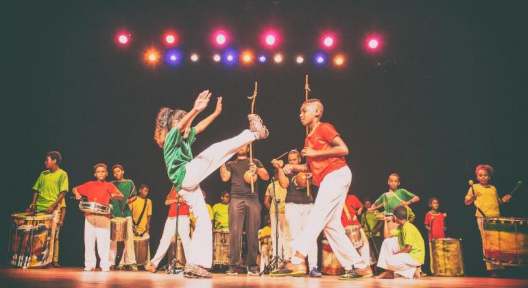 Cerca de vinte artistas durante apresentação de capoeira em Mostra no teatro Francisco Nunes