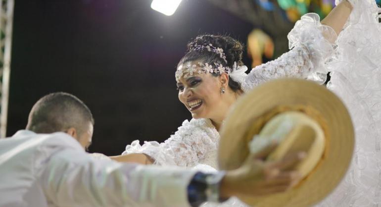 Belo Horizonte tem mais de 20 festas juninas gratuitas pela cidade no sábado Noiva da quadrilha junina cumprimenta o noivo