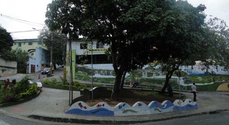 Praça situada na avenida Silviano Brandão participa do Programa Adote o Verde. Foto: Divulgação/PBH Uma essoa em praça com área verde e pinturas