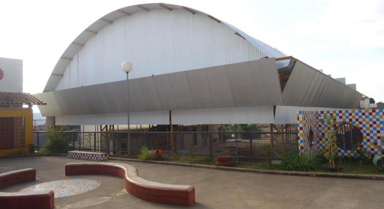 Prefeitura conclui obra da quadra Esportiva da Escola Acadêmico Vivaldi. Foto: Antônio Rodrigues Visão externa da quadra da escola e área de convivência.
