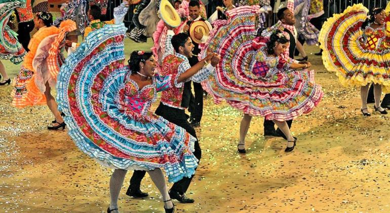 Cerca de quatro casais de quadrilha junina se apresentam. Foto ilustrativa, de Arraial de Belo Horizonte 2017.