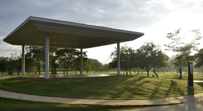 Coreto do Parque Ecológico da Pampulha. Há árvores cercando o coreto em dia de sol