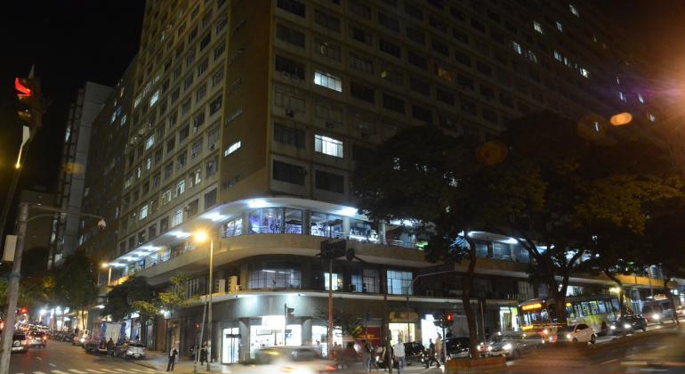 Tradicional conjunto residencial e comercial de BH é território fértil de cultura, criatividade e diversidade para todas as tribos. Foto: Amira Hissa Fachada do Edifício Maletta durante a noite.