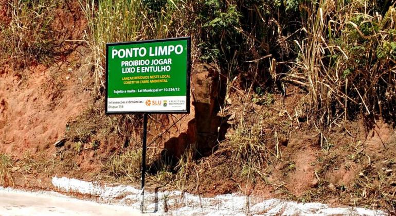 Em pouco mais de um ano, a Prefeitura de Belo Horizonte implantou 15 Pontos Limpos na região de Venda Nova, o último no dia 28/6. Foto: Divulgação PBH Placa na calçada pintada de branco com os dizeres: Ponto Limpo - proibido jogar lixo e entulho.