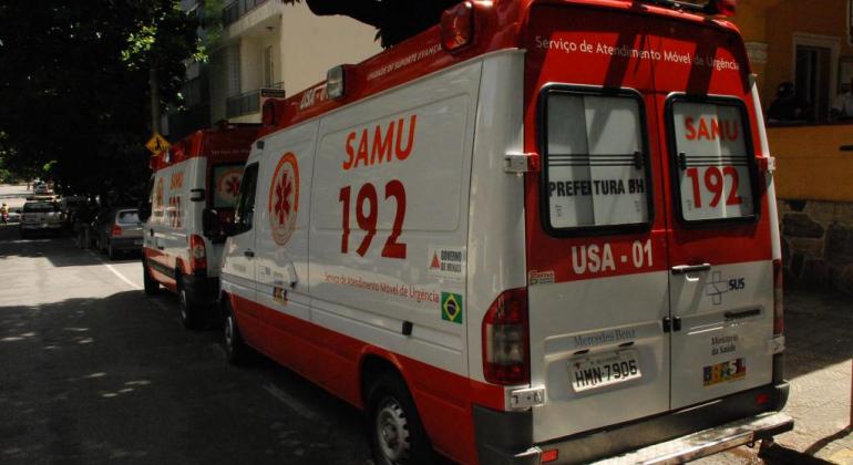 Duas ambulâncias do SAMU-BH estacionadas próximo ao meio-fio de uma rua. Foto ilustrativa.