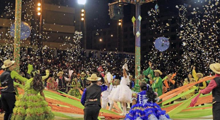 Grupo de Quadrilha junina se apresenta na praça da Estação