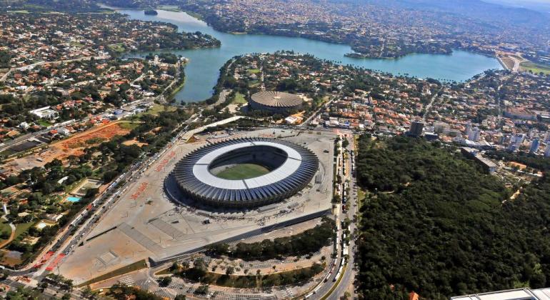 Belotur apresenta Belo Horizonte como destino turístico de negócios na Feira EBS Região da Pampulha vista do alto, com destaque para o estádio Mineirão e a Lagoa