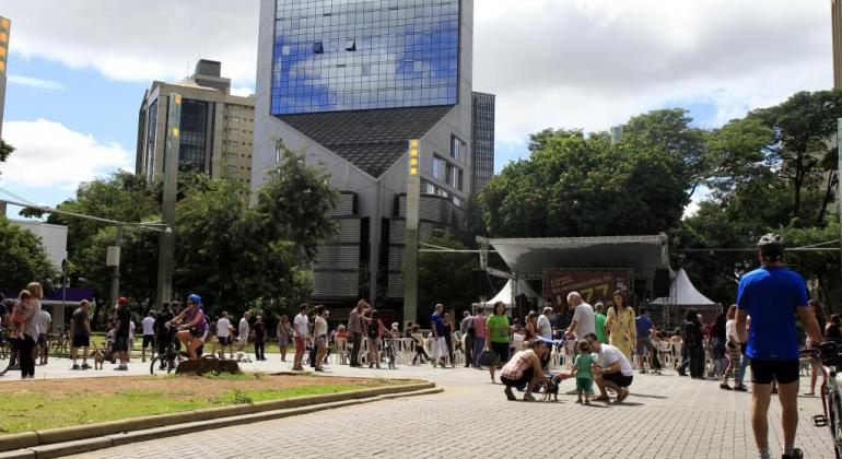 Praça da Savassi fechada com movimento de ciclistas e pedestres