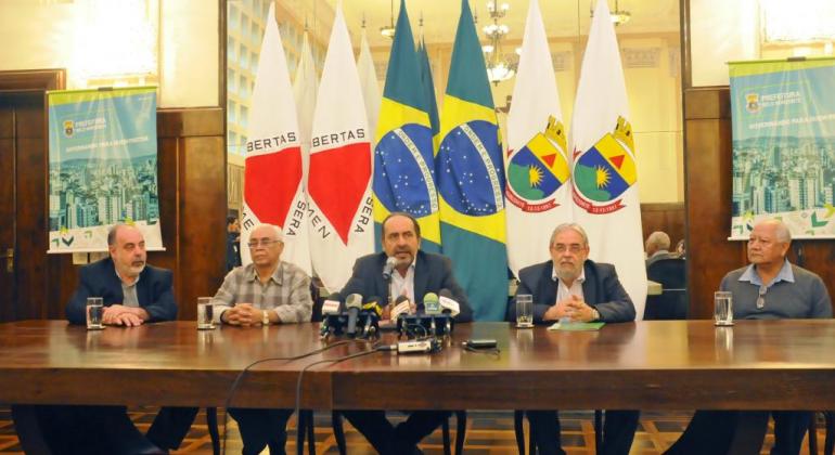 Prefeitura aumenta repasse de recursos para Hospital Sofia Feldman Sentados, da esquerda para a direita, o secretário de Fazenda, Fuad Noman, o diretor técnico-administrativo do Hospital Sofia Feldman, Ivo Lopes, o prefeito de Belo Horizonte, Alexandre Kalil, o secretário de Saúde, Jackson Machado, e o o presidente da Fundação de Assistência Integral à Saúde, José Moreira Sobrinho.