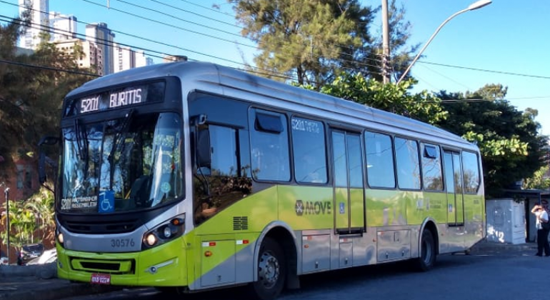 Foto de ônibus do Move, nas cores verde e cinza, com letreiro "5201 - Buritis"