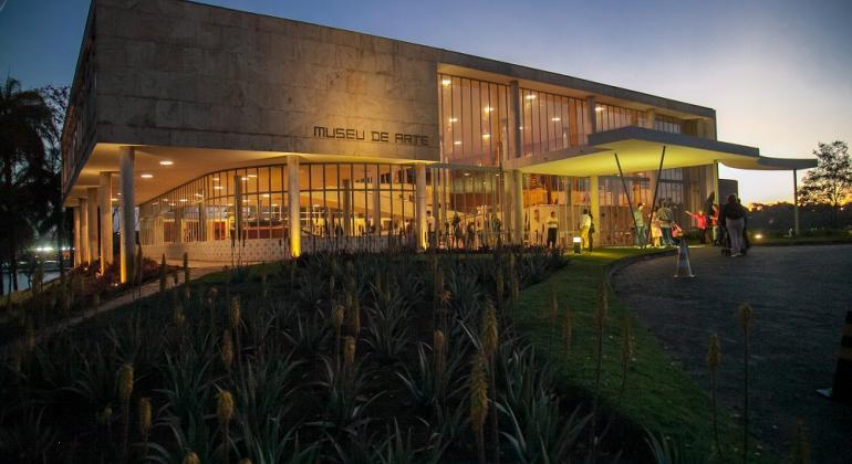 Novo projeto convida o público a redescobrir o Museu de Arte da Pampulha Fachada do Museu de Arte da Pampulha à noite