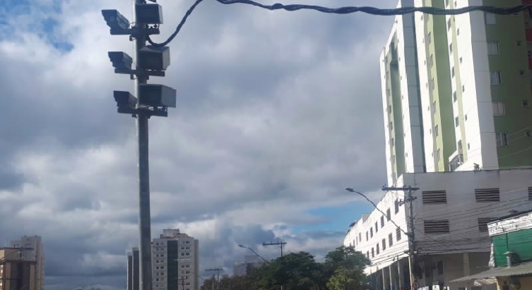 Os locais foram sinalizados com placas com indicativo de velocidade e de Fiscalização Eletrônica. Poste com radar de velocidade instalado, durante o dia.