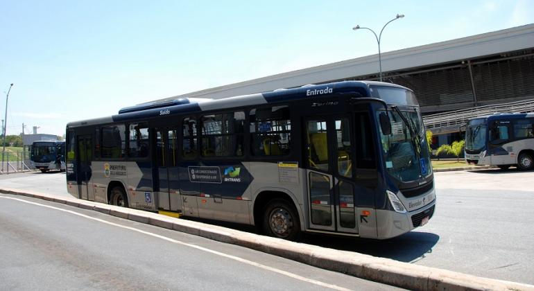 Ônibus da nova frota de ônibus, nas cores azul e cinza, em dia claro na cidade.