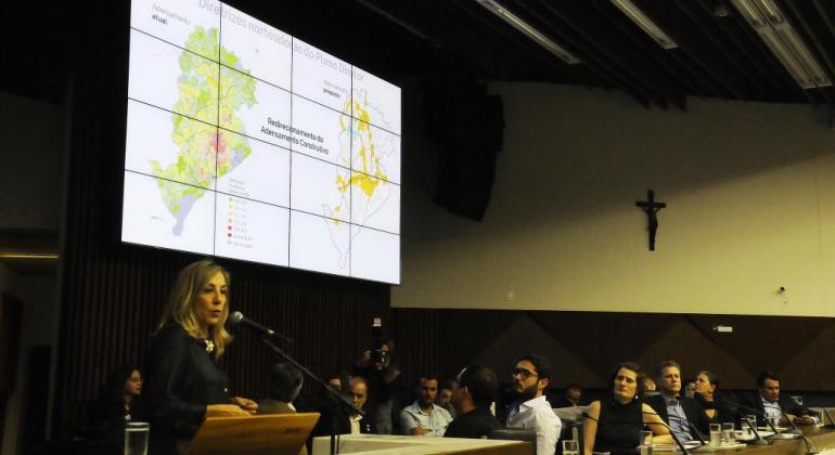 A secretária de Política Urbana, Maria Caldas, apresenta Plano Diretor de Belo Horizonte na Câmara de BH. 