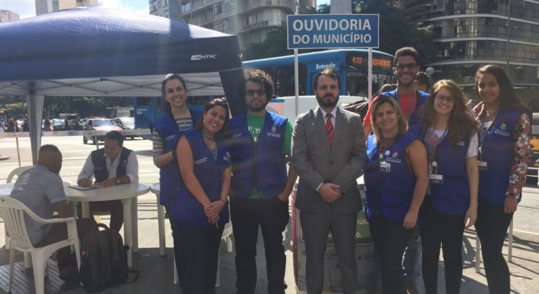 Praça Sete é palco segunda edição do programa Ouvidoria Itinerante em 2018 Equipe posa na Praça Sete com placa "Ouvidoria do Município"