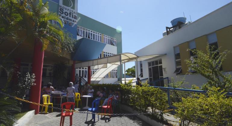 Fachada do Hospital Sofia Feldman em dia claro