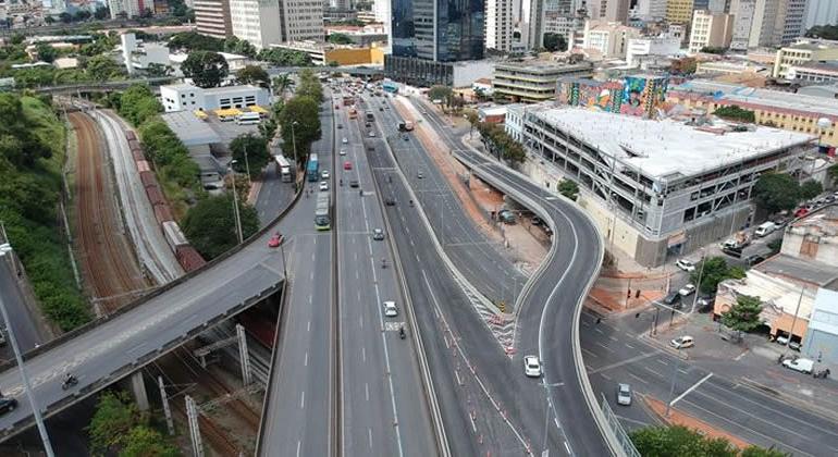 Viaduto leste, com alÃ§a para a avenida AntÃ´nio Carlos, durante o dia. 